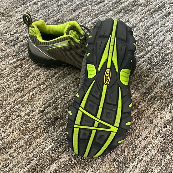 Keen youth size 13 in grey and bright green. - Picture 2 of 4
